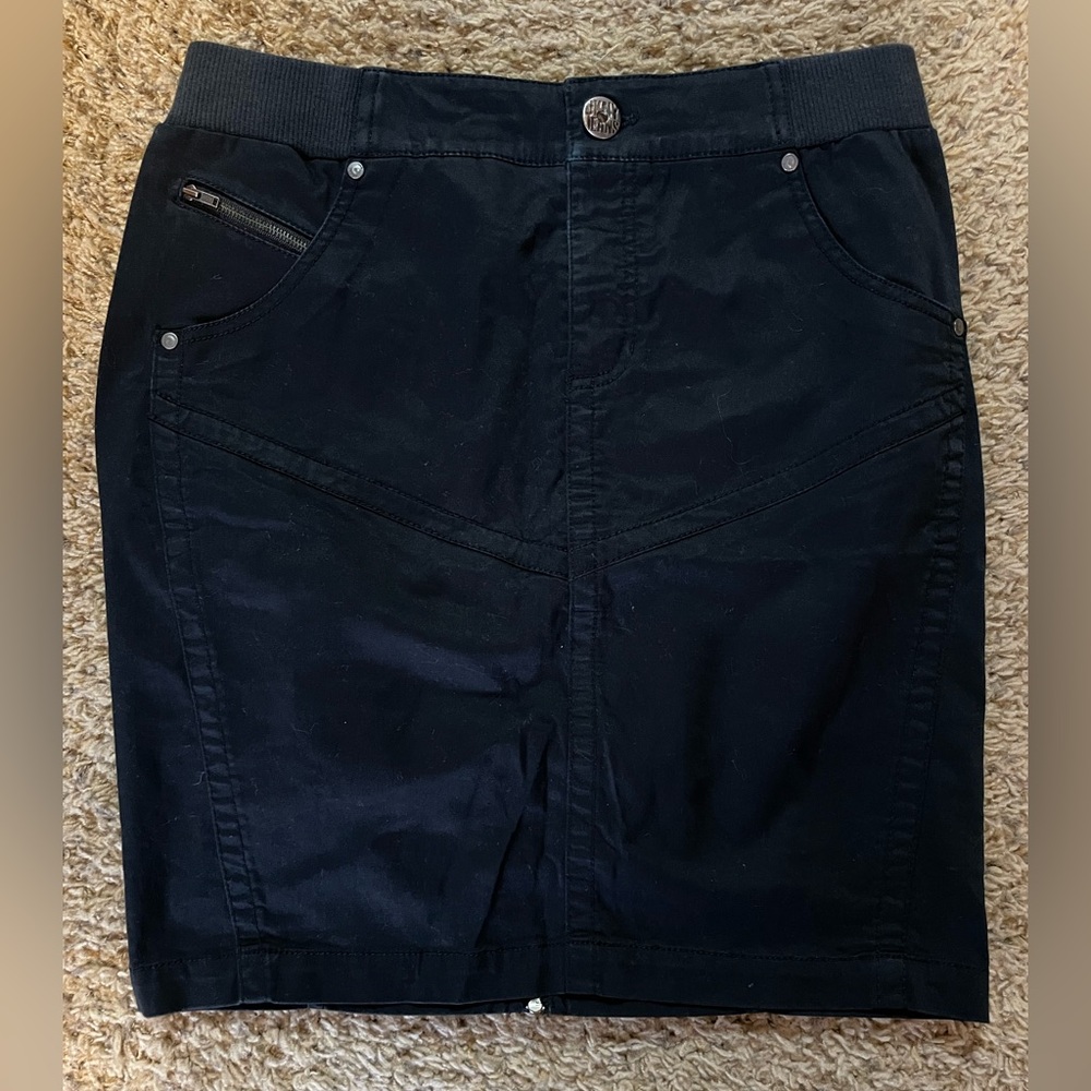 EUC DKNY Mini Skirt in Black with Pockets